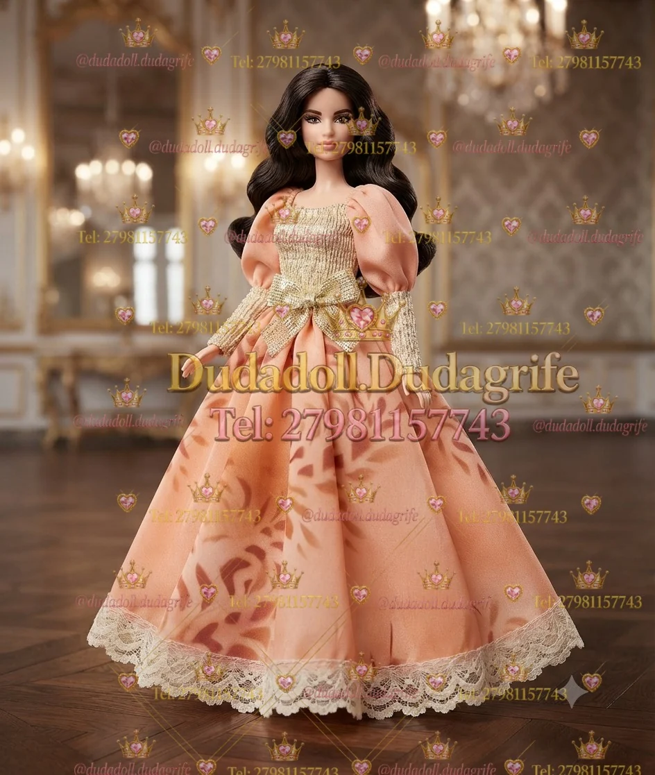 Boneca morena com vestido longo pêssego estampado, corpete dourado e laço na cintura em salão dourado