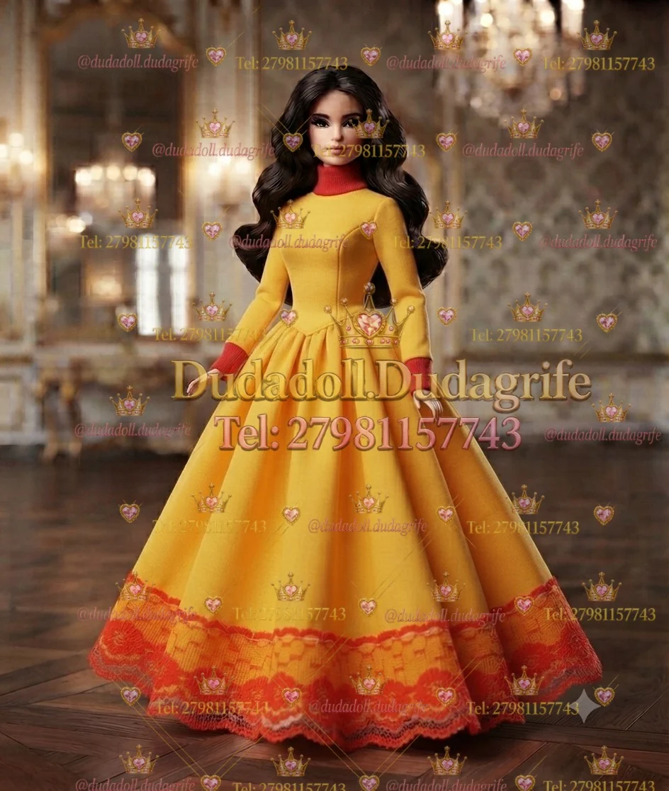 Boneca morena com vestido amarelo longo, gola e punhos vermelhos e renda vermelha na barra em salão dourado