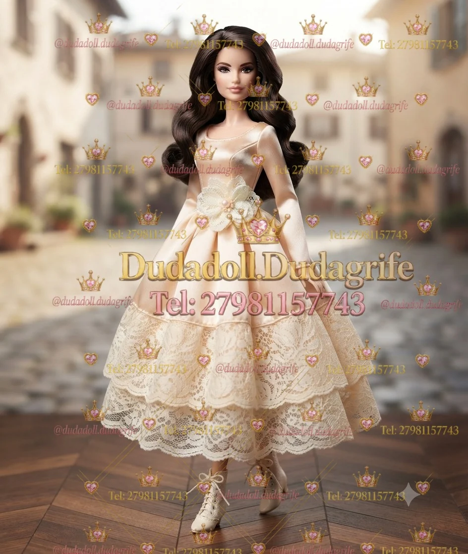 Boneca morena com vestido creme de renda, mangas longas e flor na cintura em cenário de rua