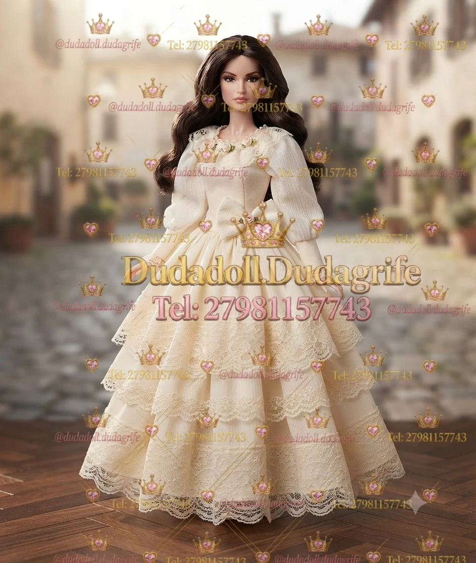 Boneca morena com vestido longo creme de renda em camadas e flores no decote em cenário de rua