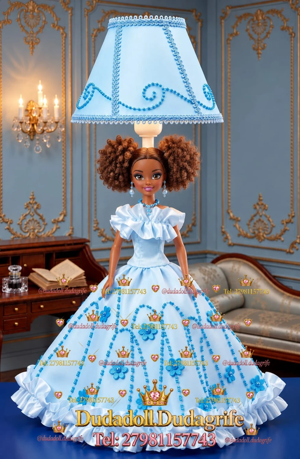 Boneca de cabelos cacheados com vestido azul-claro e bordados azuis