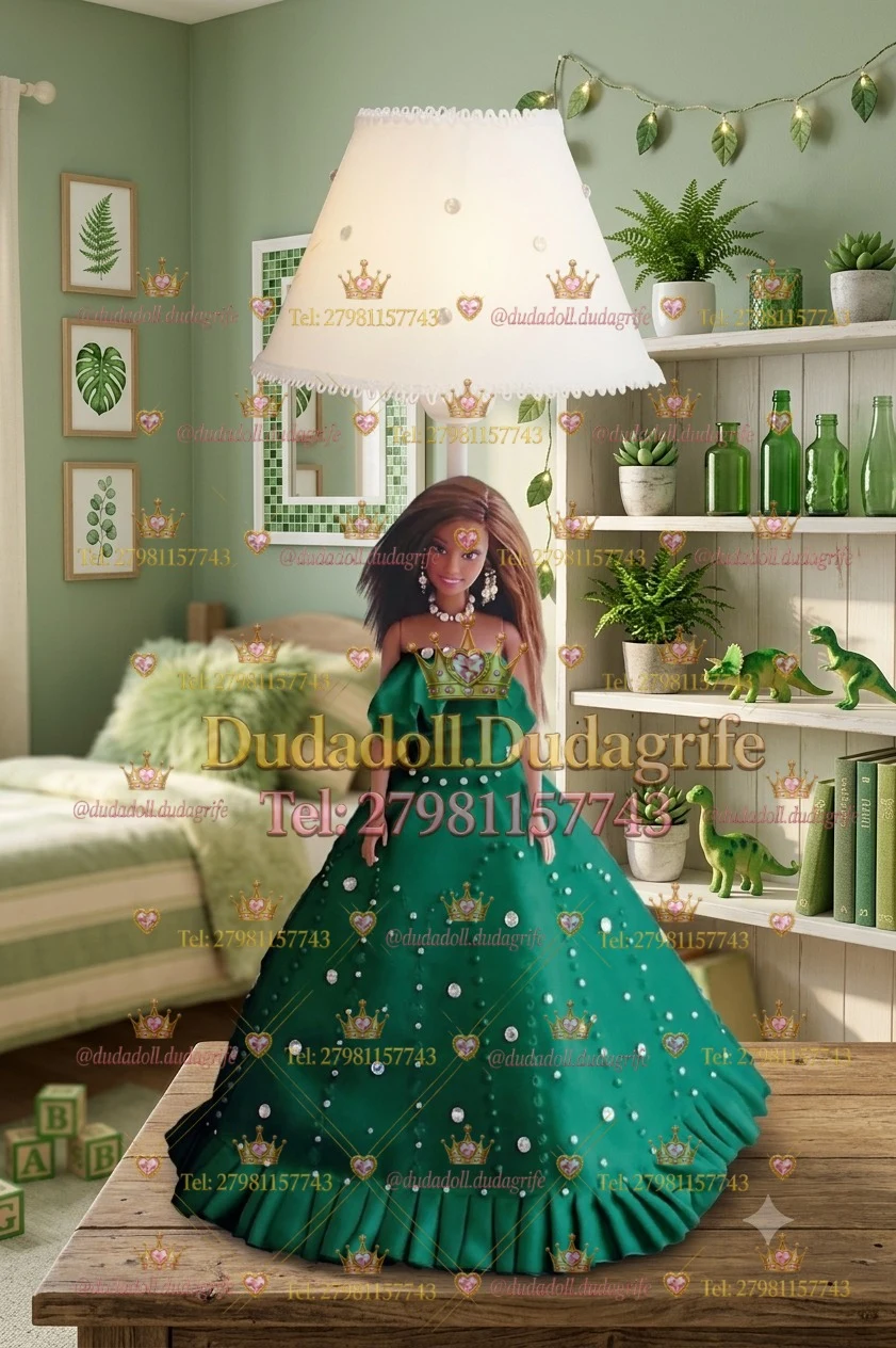 Boneca de cabelos longos com vestido verde-esmeralda e abajur branco em quarto verde