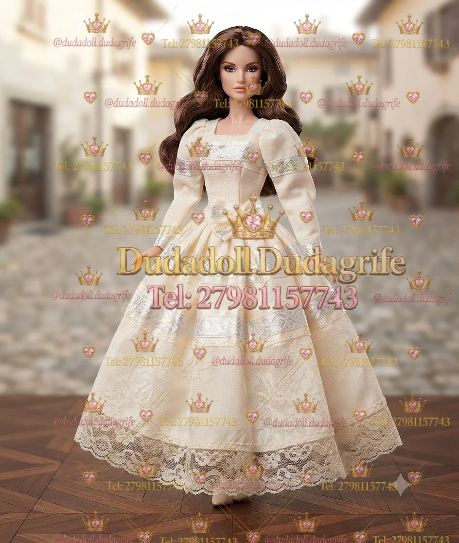 Boneca morena com vestido longo creme de renda e mangas bufantes em cenário de rua