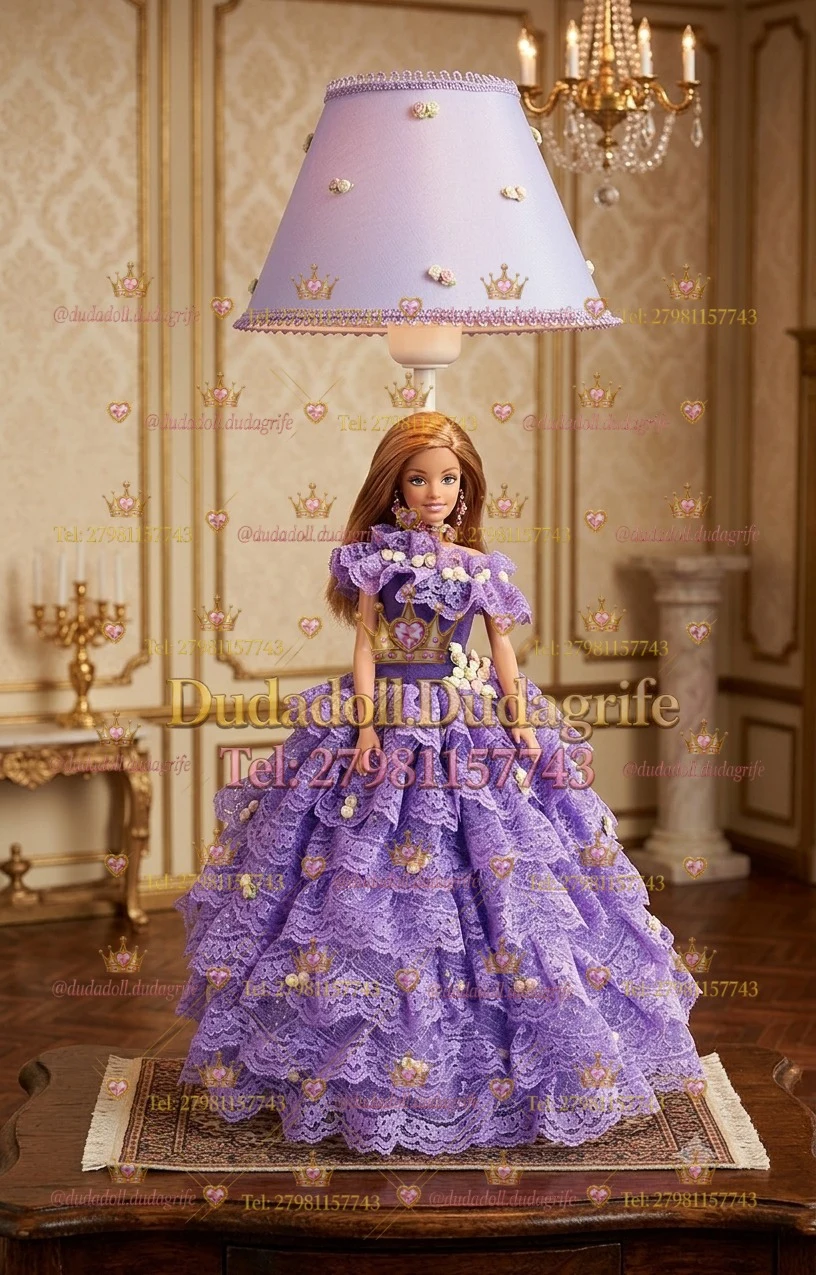 Boneca com vestido lilás de renda e abajur lilás em salão dourado