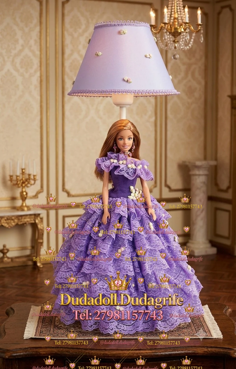 Boneca de cabelos longos com vestido lilás de renda e abajur floral